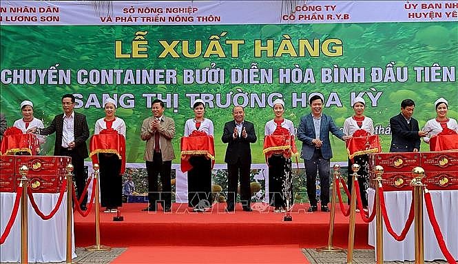 Các đại biểu cắt băng xuất lô hàng bưởi Diễn đầu tiên sang thị trường Hoa Kỳ. Các đại biểu cắt băng xuất lô hàng bưởi Diễn đầu tiên sang thị trường Hoa Kỳ.