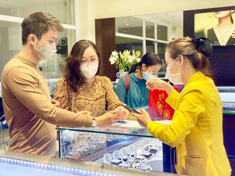 Giá vàng tăng nhẹ, các nhà đầu tư băn khoăn có nên "nhảy" vào vàng Giá vàng tăng nhẹ, các nhà đầu tư băn khoăn có nên "nhảy" vào vàng