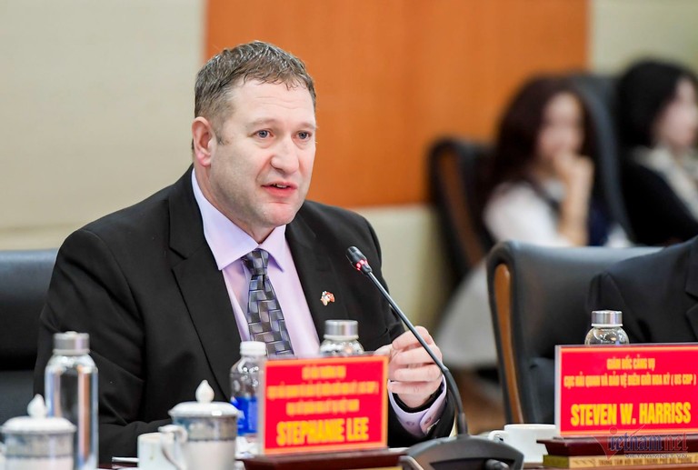 Qua đó, Đại sứ quán Mỹ, các chuyên gia US CBP tiếp tục chia sẻ những kinh nghiệm thực tiễn, phương thức quản lý mô hình các khu thương mại tự do, khu phi thuế quan cho các cơ quan chức năng ở Hải Phòng. Ngoài giới thiệu về lịch sử hình thành khu thương mại tự do thành công tại Mỹ, các chuyên gia US CBP cũng chỉ ra các phương thức hoạt động, giám sát, quản lý hàng hóa, sản xuất, xuất nhập khẩu và trách nhiệm của các bên liên quan trong các khu thương mại tự do của Mỹ hiện nay. Qua đó, Đại sứ quán Mỹ, các chuyên gia US CBP tiếp tục chia sẻ những kinh nghiệm thực tiễn, phương thức quản lý mô hình các khu thương mại tự do, khu phi thuế quan cho các cơ quan chức năng ở Hải Phòng. Ngoài giới thiệu về lịch sử hình thành khu thương mại tự do thành công tại Mỹ, các chuyên gia US CBP cũng chỉ ra các phương thức hoạt động, giám sát, quản lý hàng hóa, sản xuất, xuất nhập khẩu và trách nhiệm của các bên liên quan trong các khu thương mại tự do của Mỹ hiện nay.