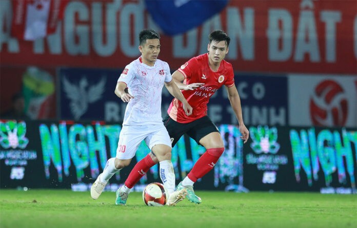 CLB Công an Hà Nội (áo đỏ) đối mặt với thách thức không nhỏ tại vòng 5 CLB Công an Hà Nội (áo đỏ) đối mặt với thách thức không nhỏ tại vòng 5