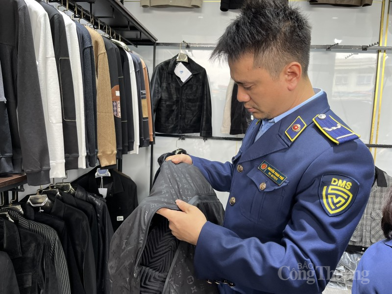 Quản lý thị trường đồng loạt kiểm tra các tụ điểm hàng giả tại Thủ đô