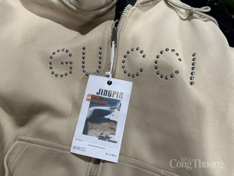 Quản lý thị trường đồng loạt kiểm tra các tụ điểm hàng giả tại Thủ đô