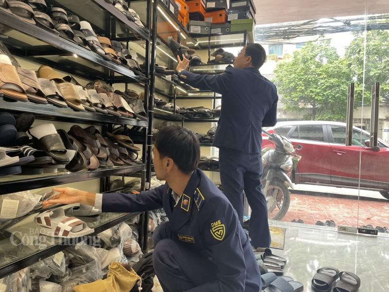 Quản lý thị trường đồng loạt kiểm tra các tụ điểm hàng giả tại Thủ đô Quản lý thị trường đồng loạt kiểm tra các tụ điểm hàng giả tại Thủ đô