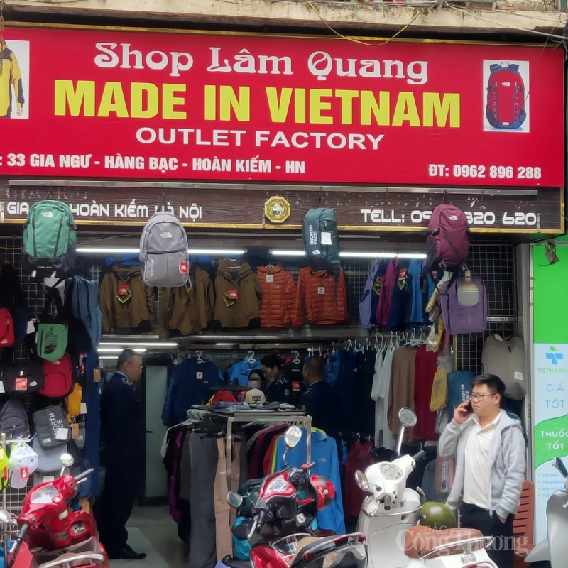 Quản lý thị trường đồng loạt kiểm tra các tụ điểm hàng giả tại Thủ đô