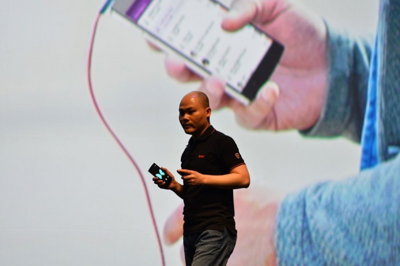 CEO Bkav Nguyễn Tử Quảng tại sự kiện ra mắt Bphone vào tháng 5/2015 CEO Bkav Nguyễn Tử Quảng tại sự kiện ra mắt Bphone vào tháng 5/2015