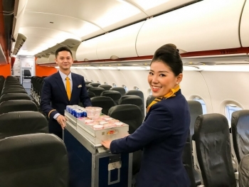 Tiếp viên hàng không tiết lộ sự thật bất ngờ về những cốc cà phê trên máy bay