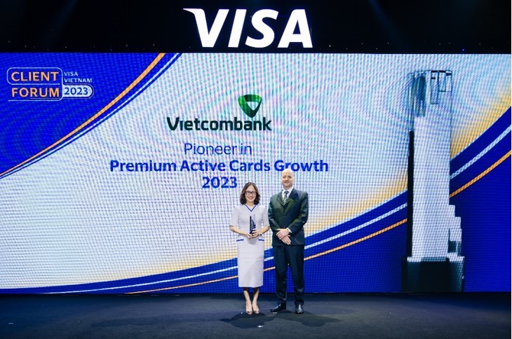 Vietcombank được Visa vinh danh 12 hạng mục giải thưởng quan trọng trong hoạt động thẻ năm 2023 Vietcombank được Visa vinh danh 12 hạng mục giải thưởng quan trọng trong hoạt động thẻ năm 2023
