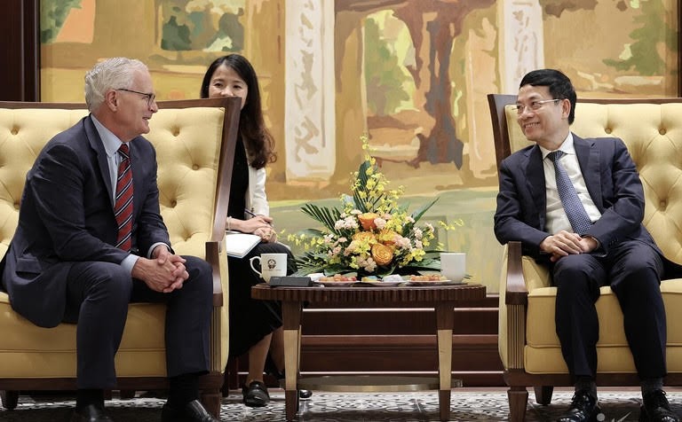 Bộ trưởng Nguyễn Mạnh Hùng trao đổi cùng ông John Neuffer, Chủ tịch và Giám đốc điều hành SIA. Ảnh: Lê Anh Dũng Bộ trưởng Nguyễn Mạnh Hùng trao đổi cùng ông John Neuffer, Chủ tịch và Giám đốc điều hành SIA. Ảnh: Lê Anh Dũng