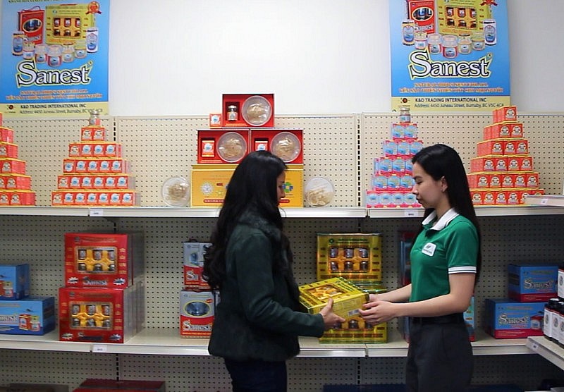 Chọn hàng tại Showroom.