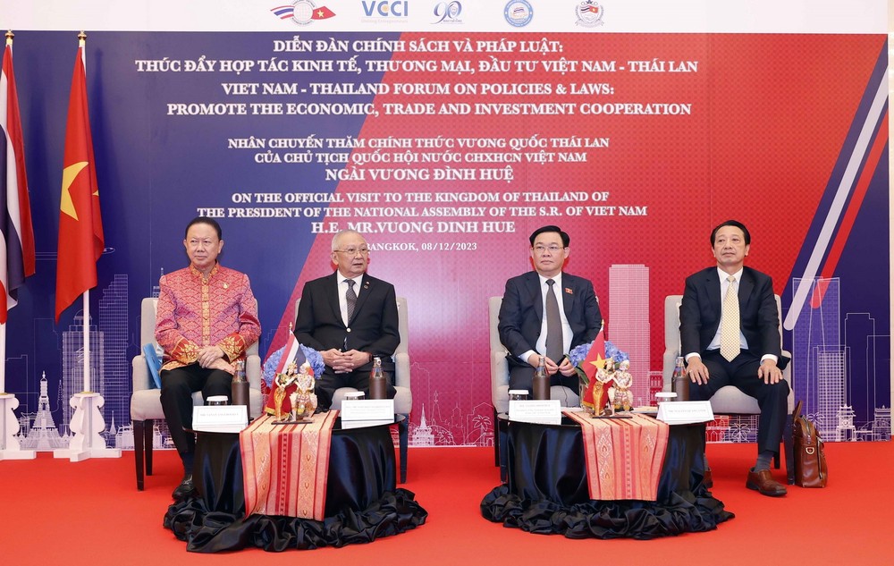 Chủ tịch Quốc hội Vương Đình Huệ nhấn mạnh Việt Nam cũng là điểm đến đầu tư hấp dẫn, an toàn và ổn định cho các nhà đầu tư quốc tế.( Ảnh: Doãn Tấn/TTXVN) chu-tich-qh-du-dien-dan-3953.jpg