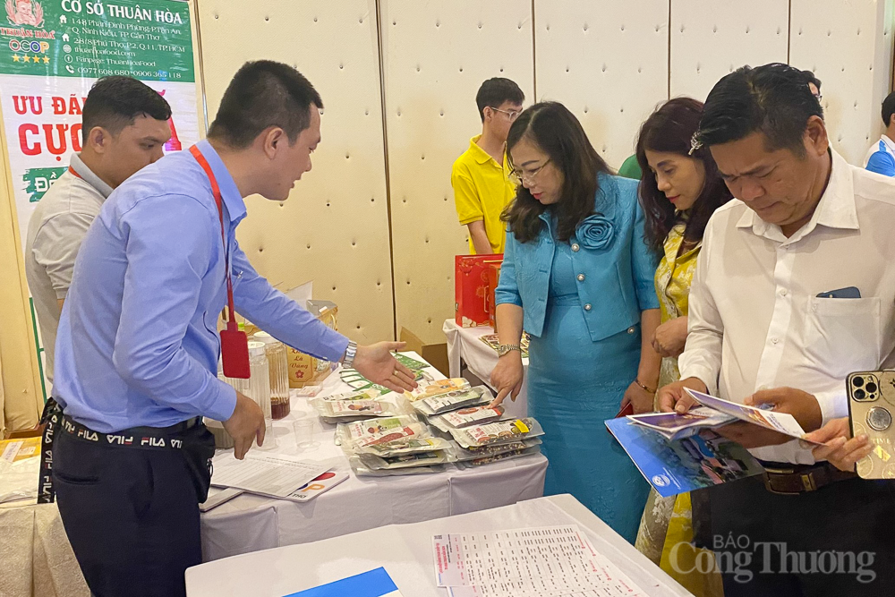 Các đại biểu tìm hiểu sản phẩm du lịch vùng ĐBSCL. Các đại biểu tìm hiểu sản phẩm du lịch vùng ĐBSCL.
