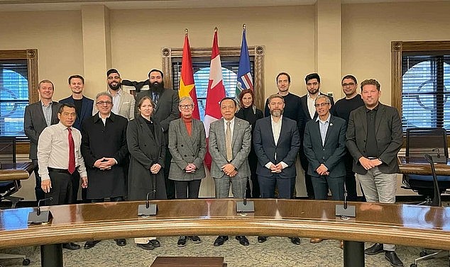 Hội thảo bàn tròn xúc tiến thương mại, đầu tư giữa Việt Nam và Alberta. (Nguồn: Báo Thế giới và Việt Nam)