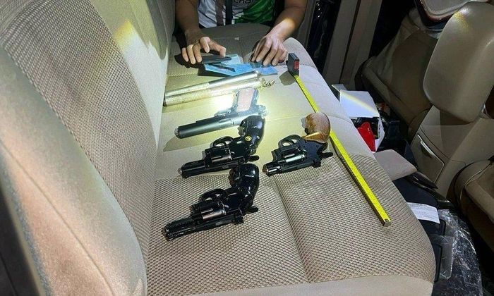 Tang vật là 4 khẩu súng Tang vật là 4 khẩu súng