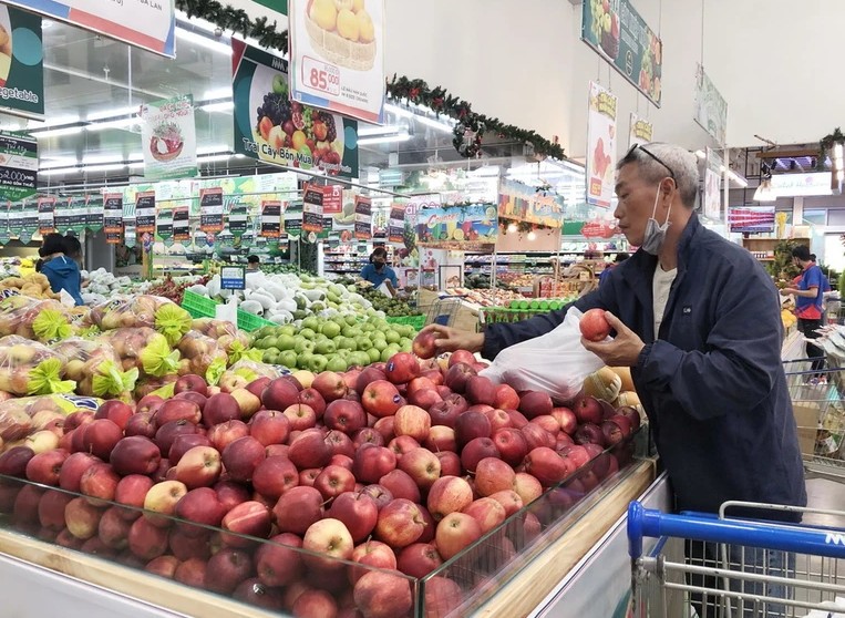 Nhóm hàng trái cây có nguồn cung dồi dào tại kênh bán lẻ Thành phố Hồ Chí Minh. (Ảnh: Mỹ Phương/TTXVN) Nhóm hàng trái cây có nguồn cung dồi dào tại kênh bán lẻ Thành phố Hồ Chí Minh. (Ảnh: Mỹ Phương/TTXVN)