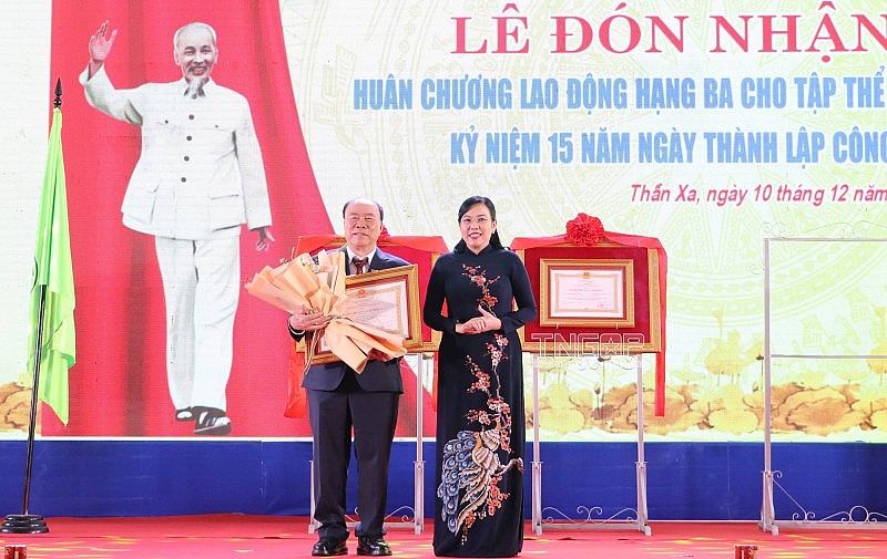 Công ty CP Đầu tư xây dựng và khai thác khoáng sản Thăng Long đón nhận Huân chương Lao động hạng Ba Công ty CP Đầu tư xây dựng và khai thác khoáng sản Thăng Long đón nhận Huân chương Lao động hạng Ba