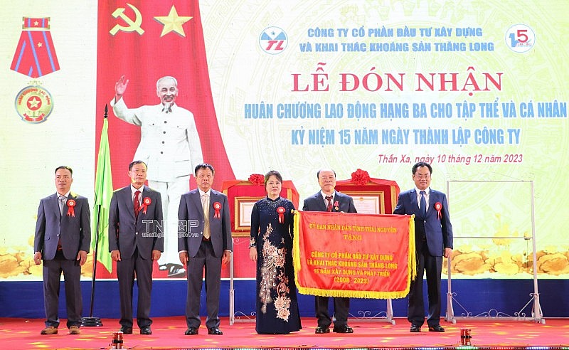 Công ty CP Đầu tư xây dựng và khai thác khoáng sản Thăng Long đón nhận Huân chương Lao động hạng Ba Công ty CP Đầu tư xây dựng và khai thác khoáng sản Thăng Long đón nhận Huân chương Lao động hạng Ba