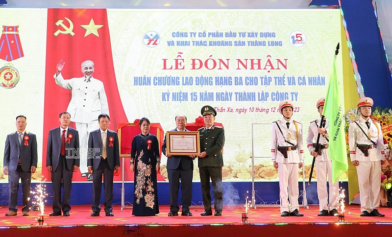 Công ty CP Đầu tư xây dựng và khai thác khoáng sản Thăng Long đón nhận Huân chương Lao động hạng Ba Công ty CP Đầu tư xây dựng và khai thác khoáng sản Thăng Long đón nhận Huân chương Lao động hạng Ba