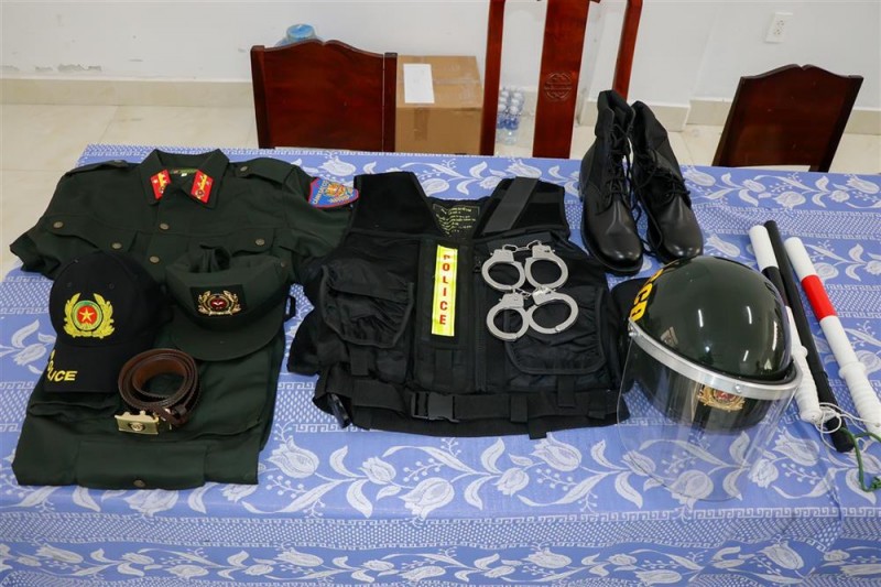 Trang phục Công an nhân dân 2 thanh niên đặt mua trên mạng xã hội Trang phục Công an nhân dân 2 thanh niên đặt mua trên mạng xã hội
