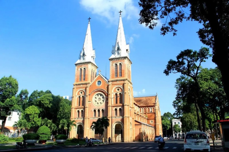 Kiến trúc của nhà thờ là sự kết hợp giữa phong cách Roman và Gothic. @Focus Asia Travel Kiến trúc của nhà thờ là sự kết hợp giữa phong cách Roman và Gothic. @Focus Asia Travel