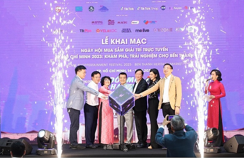 Thí điểm bán hàng qua mạng xã hội tại chợ Bến Thành Thí điểm bán hàng qua mạng xã hội tại chợ Bến Thành