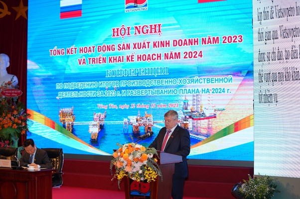 Ông Saraev O.P - Phó Tổng giám đốc thứ nhất Vietsovpetro đã báo cáo kết quả sản xuất kinh doanh của Liên doanh Vietsovpetro năm 2023 và kế hoạch năm 2024 Ông Saraev O.P - Phó Tổng giám đốc thứ nhất Vietsovpetro đã báo cáo kết quả sản xuất kinh doanh của Liên doanh Vietsovpetro năm 2023 và kế hoạch năm 2024