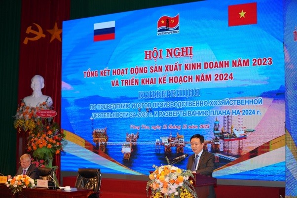 Ông Vũ Mai Khanh, Bí thư Đảng ủy, Tổng giám đốc Vietsovpetro phát biểu tại Hội nghị Ông Vũ Mai Khanh, Bí thư Đảng ủy, Tổng giám đốc Vietsovpetro phát biểu tại Hội nghị
