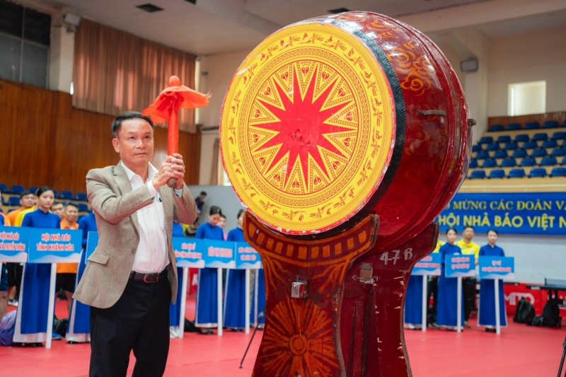 Ông Nguyễn Đức Lợi đánh trống khai mạc giải bóng bàn. Ảnh: BTC Ông Nguyễn Đức Lợi đánh trống khai mạc giải bóng bàn. Ảnh: BTC