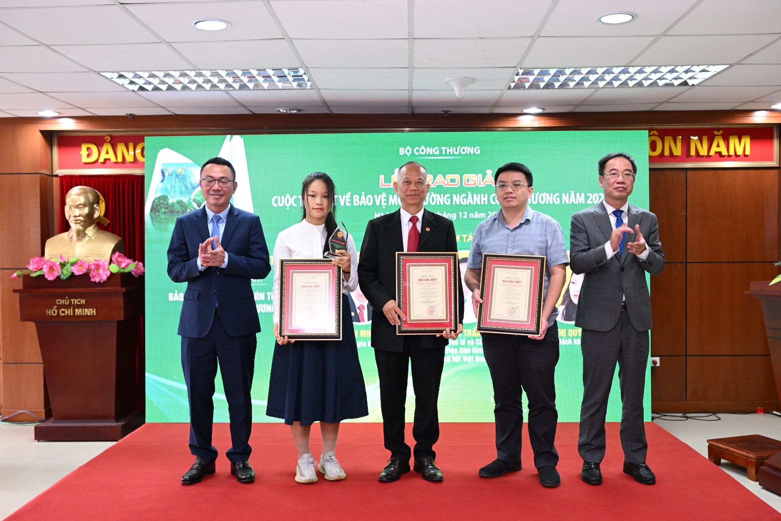 Lễ tổng kết và trao giải cuộc thi viết về bảo vệ môi trường ngành công thương lần thứ II năm 2023 Lễ tổng kết và trao giải cuộc thi viết về bảo vệ môi trường ngành công thương lần thứ II năm 2023