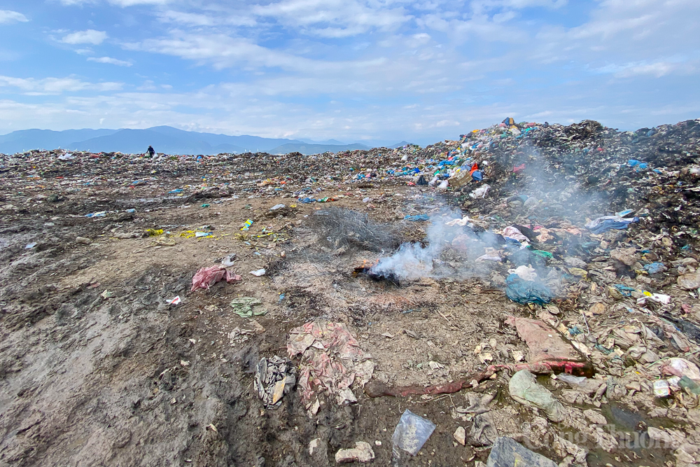 Khánh Hòa: Sớm khắc phục tình trạng quá tải bãi rác Hòn Ngang