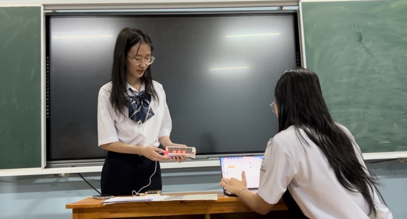 Đồng hồ để bàn thông minh hỗ trợ học tập - một sáng kiến tuổi học trò Đồng hồ để bàn thông minh hỗ trợ học tập - một sáng kiến tuổi học trò