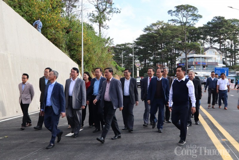 Lâm Đồng: Thông xe một phần tuyến đường đèo Prenn Lâm Đồng: Thông xe một phần tuyến đường đèo Prenn