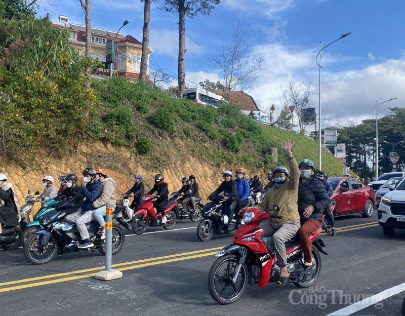 Lâm Đồng: Thông xe một phần tuyến đường đèo Prenn Lâm Đồng: Thông xe một phần tuyến đường đèo Prenn