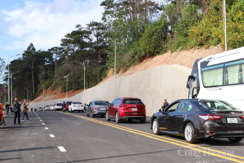 Lâm Đồng: Thông xe một phần tuyến đường đèo Prenn Lâm Đồng: Thông xe một phần tuyến đường đèo Prenn