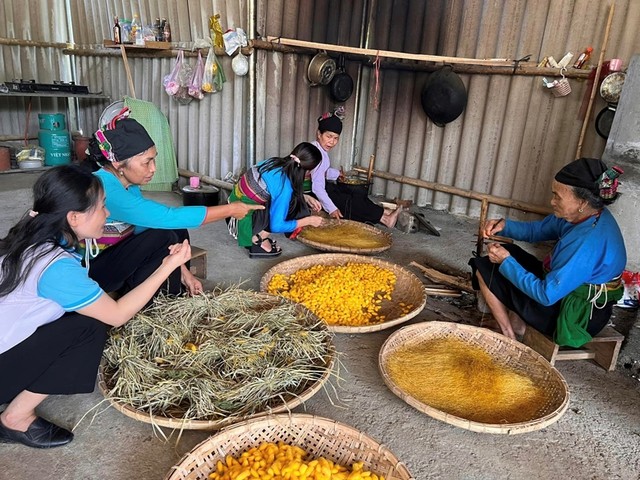 Đồng bào dân tộc thiểu số huyện Lang Chánh sản xuất gối ngủ từ thảo dược Đồng bào dân tộc thiểu số huyện Lang Chánh sản xuất gối ngủ từ thảo dược