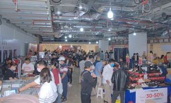 TP. Hồ Chí Minh: Người dân đổ xô mua hàng hiệu khuyến mại “khủng” đến 90% tại Flash Sale Holiday