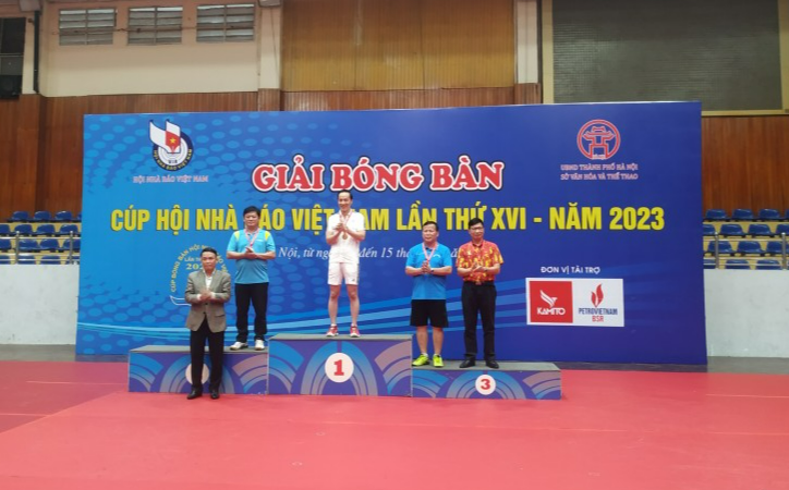 Ông Nguyễn Đức Lợi trao giải thưởng nội dung đơn nam lãnh đạo. Ảnh: Thanh Thúy Ông Nguyễn Đức Lợi trao giải thưởng nội dung đơn nam lãnh đạo. Ảnh: Thanh Thúy