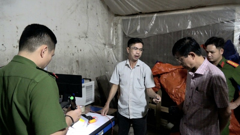 Thừa Thiên Huế: Triệt phá đường dây sản xuất, buôn bán kính ô tô giả “khủng”