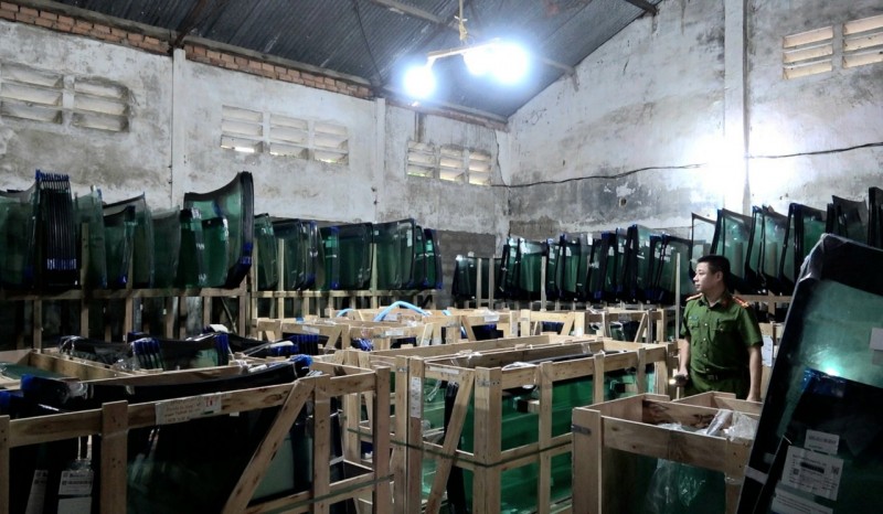 Thừa Thiên Huế: Triệt phá đường dây sản xuất, buôn bán kính ô tô giả “khủng”