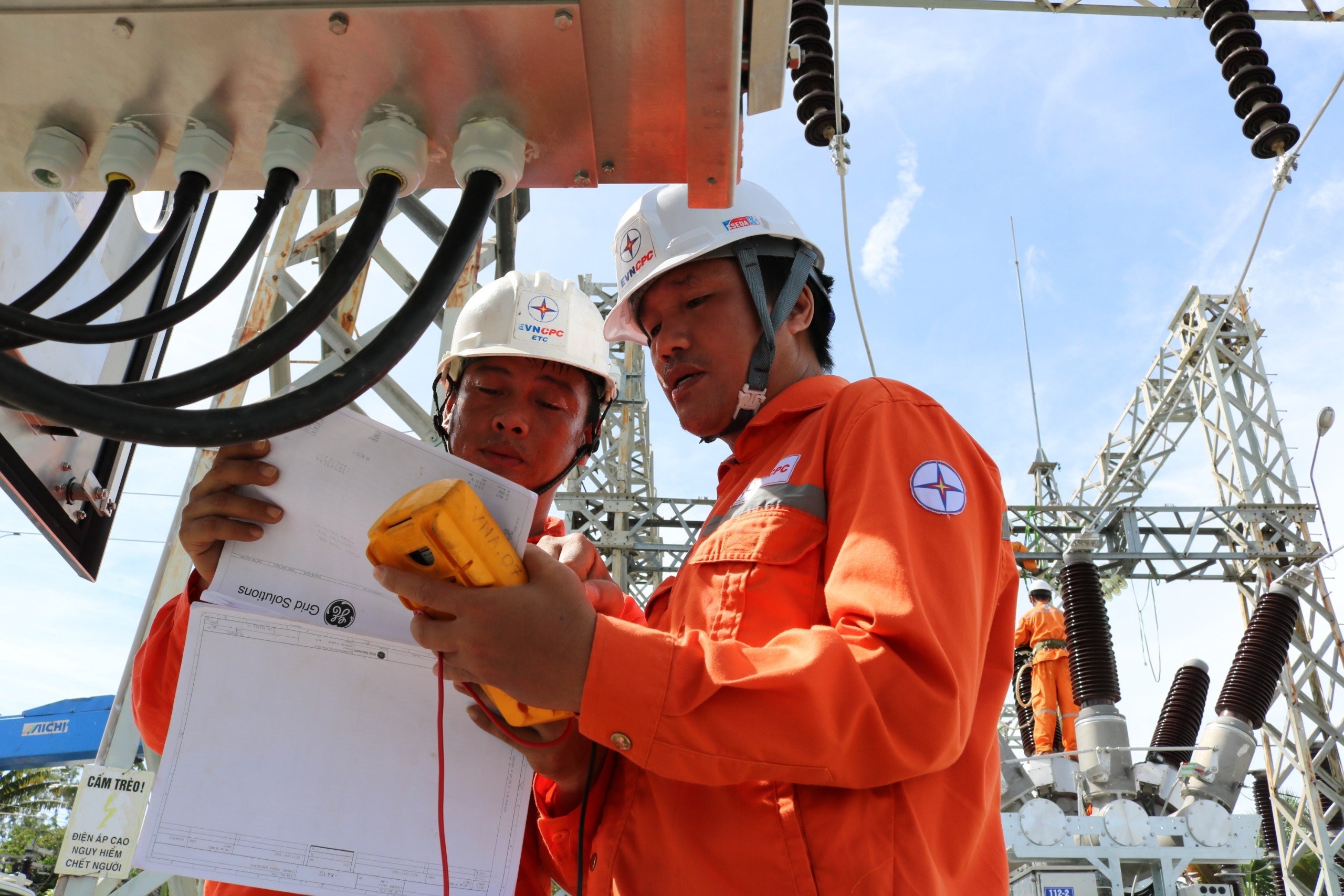 EVN đảm bảo cung cấp điện an toàn tuyệt đối cho các sự kiện chính trị, văn hóa lớn, các dịp nghỉ Lễ, Tết trong năm 2024; đảm bảo cung cấp đủ điện cho sản xuất, kinh doanh và sinh hoạt của người dân trong cả năm 2024, không để thiếu điện trong mọi tình huống EVN đảm bảo cung cấp điện an toàn tuyệt đối cho các sự kiện chính trị, văn hóa lớn, các dịp nghỉ Lễ, Tết trong năm 2024; đảm bảo cung cấp đủ điện cho sản xuất, kinh doanh và sinh hoạt của người dân trong cả năm 2024, không để thiếu điện trong mọi tình huống