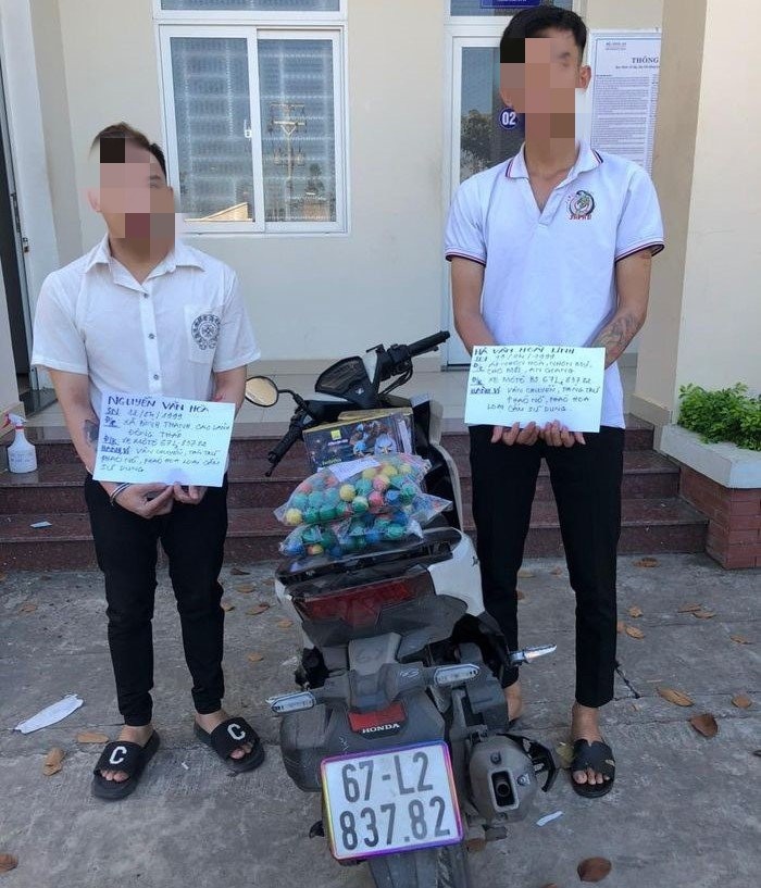 Nguyễn Văn Hoà và Hà Văn Hoài Linh cùng tang vật tại Cơ quan Công an - Ảnh: CA Nguyễn Văn Hoà và Hà Văn Hoài Linh cùng tang vật tại Cơ quan Công an - Ảnh: CA