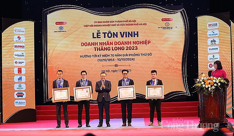 Thừa ủy quyền của Chủ tịch Nước, Thủ tướng Chính phủ, Chủ tịch UBND TP Hà Nội Trần Sỹ Thanh tặng Huân chương Lao động hạng Ba và Bằng khen cho các tập thể.  Thừa ủy quyền của Chủ tịch Nước, Thủ tướng Chính phủ, Chủ tịch UBND TP Hà Nội Trần Sỹ Thanh tặng Huân chương Lao động hạng Ba và Bằng khen cho các tập thể.