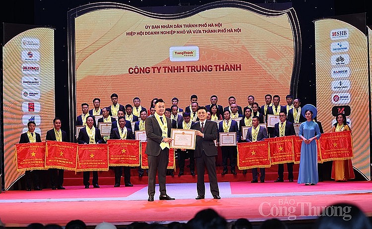 Phó Chủ tịch HĐND TP Hà Nội Phạm Quý Tiên tặng Cờ Thi đua và Bằng khen cấp Thành phố cho các doanh nghiệp.  Phó Chủ tịch HĐND TP Hà Nội Phạm Quý Tiên tặng Cờ Thi đua và Bằng khen cấp Thành phố cho các doanh nghiệp.