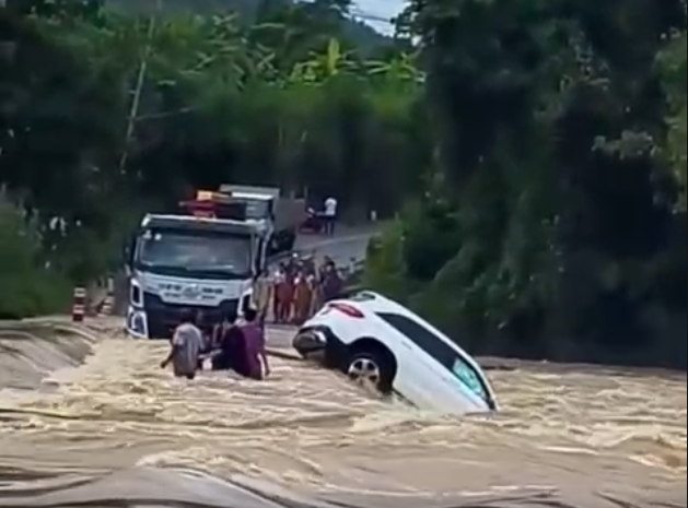 Ô tô Mercedes bị lũ cuốn trôi khi qua cầu tràn Ô tô Mercedes bị lũ cuốn trôi khi qua cầu tràn