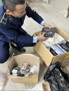 Hà Nội: Phát hiện kho loa đài, đồng hồ nhập lậu trị giá 4,3 tỷ đồng