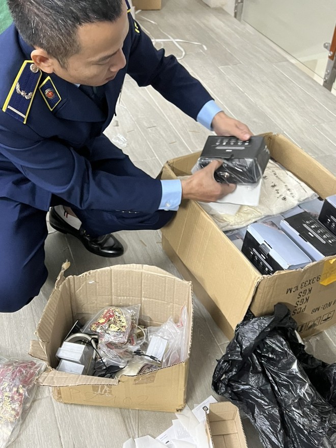 Lực lượng chức năng kiểm đếm số tang vật Lực lượng chức năng kiểm đếm số tang vật