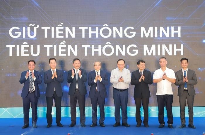 Các đại biểu tham dự tại sự kiện “Phát động thanh toán không dùng tiền mặt trên địa bàn quận Hoàn Kiếm” Các đại biểu tham dự tại sự kiện “Phát động thanh toán không dùng tiền mặt trên địa bàn quận Hoàn Kiếm”