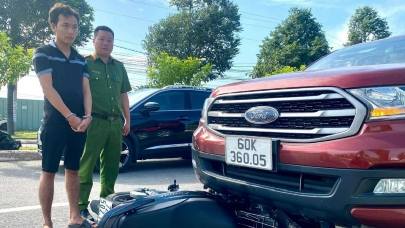 Đối tượng Hiếu bị công an bắt giữ vfa đưa quay lại hiện trường khi bỏ trốn Đối tượng Hiếu bị công an bắt giữ vfa đưa quay lại hiện trường khi bỏ trốn
