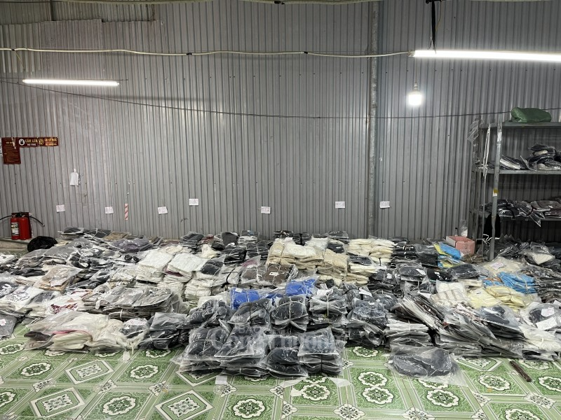 Hưng Yên: Triệt phá cơ sở livestream bán hàng lậu, chốt 700 đơn trong ngày