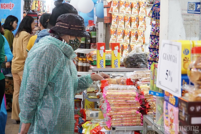 Tiểu thương Đà Nẵng bán hàng khuyến mại, kích cầu mua sắm Tiểu thương Đà Nẵng bán hàng khuyến mại, kích cầu mua sắm