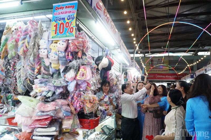 Tiểu thương Đà Nẵng bán hàng khuyến mại, kích cầu mua sắm Tiểu thương Đà Nẵng bán hàng khuyến mại, kích cầu mua sắm
